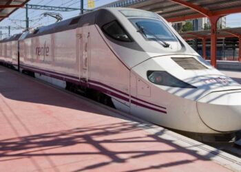 Renfe ofrece más de 28.500 plazas en sus trenes AVE y Alvia que conectan Galicia con Madrid para viajar este puente