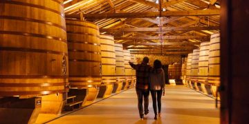 Dos rutas guiadas y un pasaporte anual refuerzan la selecta propuesta enoturística del Barrio de la Estación