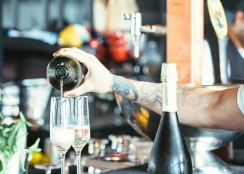 El sector servicios de España mantiene su expansión respaldado por el turismo y la subida del SMI